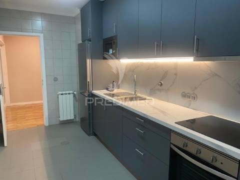 Arrenda-se t2 leça 1 linha mar remodelado