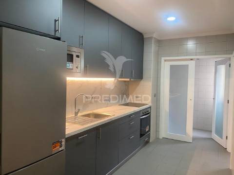 Arrenda-se t2 leça 1 linha mar remodelado