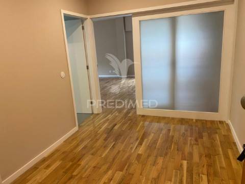 Arrenda-se t2 leça 1 linha mar remodelado