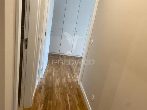 Arrenda-se t2 leça 1 linha mar remodelado