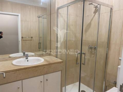 Arrenda-se t2 leça 1 linha mar remodelado