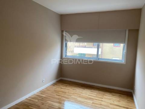 Arrenda-se t2 leça 1 linha mar remodelado