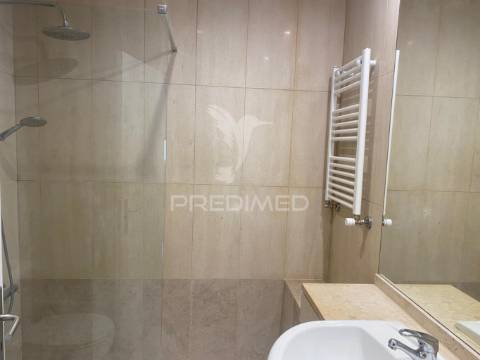 Arrenda-se t2 leça 1 linha mar remodelado