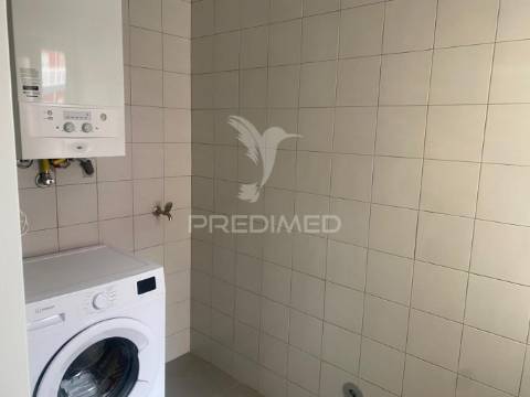 Arrenda-se t2 leça 1 linha mar remodelado