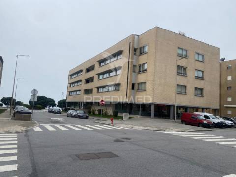 Arrenda-se t2 leça 1 linha mar remodelado
