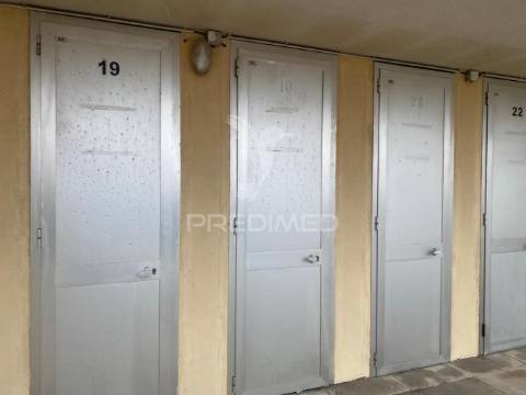 Arrenda-se t2 leça 1 linha mar remodelado