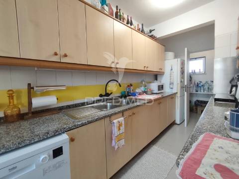 Duplex t2 com lareira e varanda ampla, grândola.