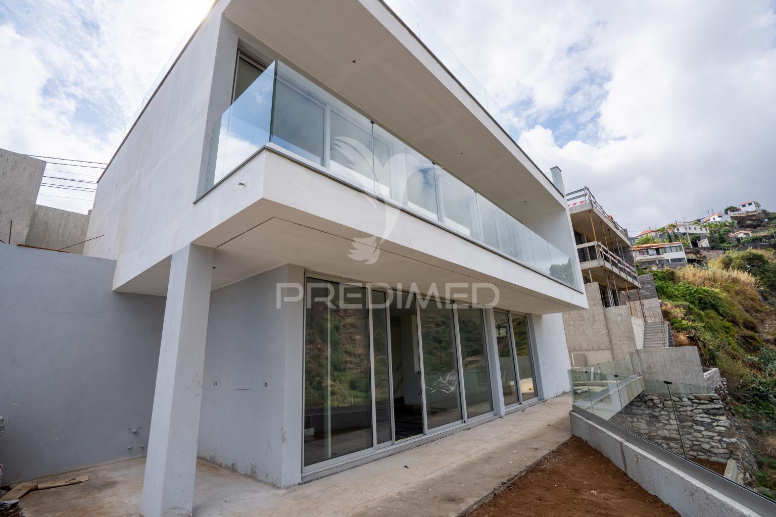 Moradia t3 em fase de construção com vista mar , santa cruz - ilha da madeira
