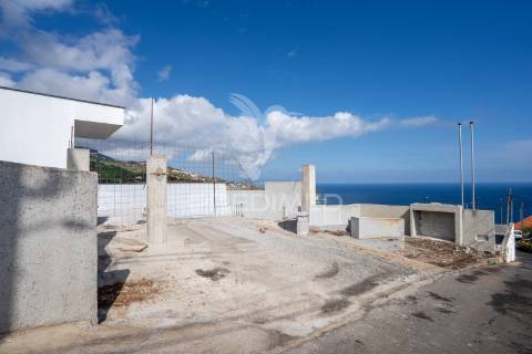 Moradia t3 em fase de construção com vista mar , santa cruz - ilha da madeira