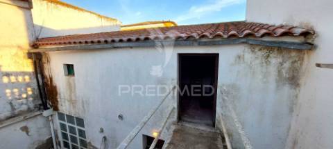 Moradia t3, no centro da vila de cuba para remodelação total