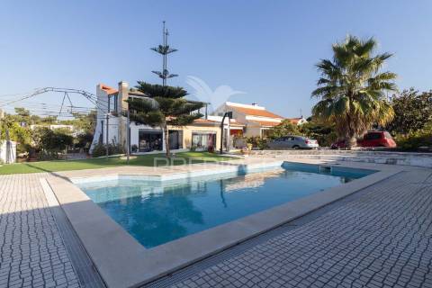 Moradia isolada térrea com aproveitamento de sótão e piscina  em sesimbra