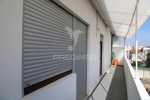 T3 com varanda em todas as divisões junto à areosa