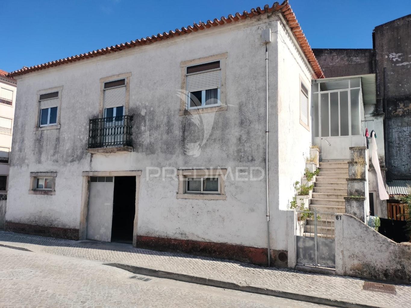 Moradia t3 com cave, quintal e excelente potencial em minde