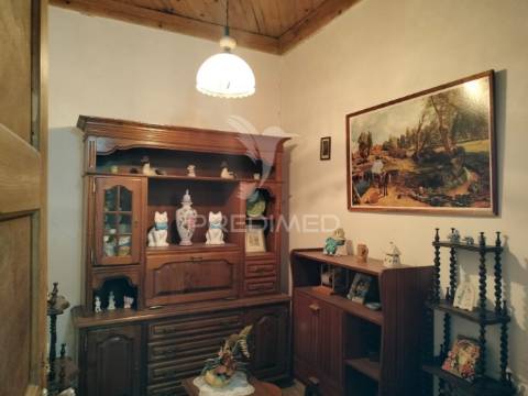 Moradia t3 com cave, quintal e excelente potencial em minde