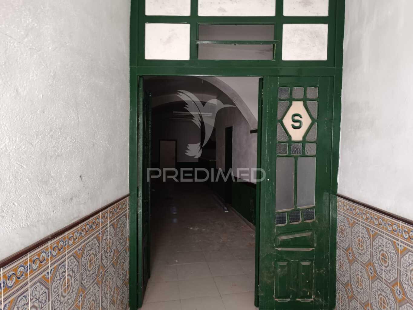 Prédio histórico com potencial  de 2 pisos— rua magalhães de lima, estremoz
