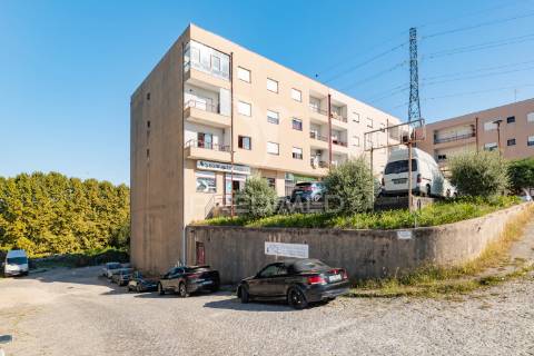 Armazéns para venda – lago, amares (369 m²)