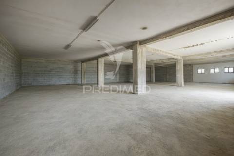 Armazéns para venda – lago, amares (369 m²)
