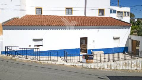 Moradia com 4 quartos e quintal em garvão
