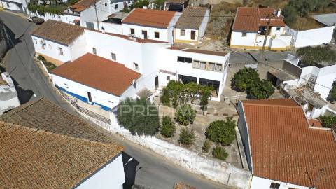 Moradia com 4 quartos e quintal em garvão
