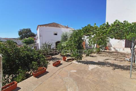 Moradia com 4 quartos e quintal em garvão