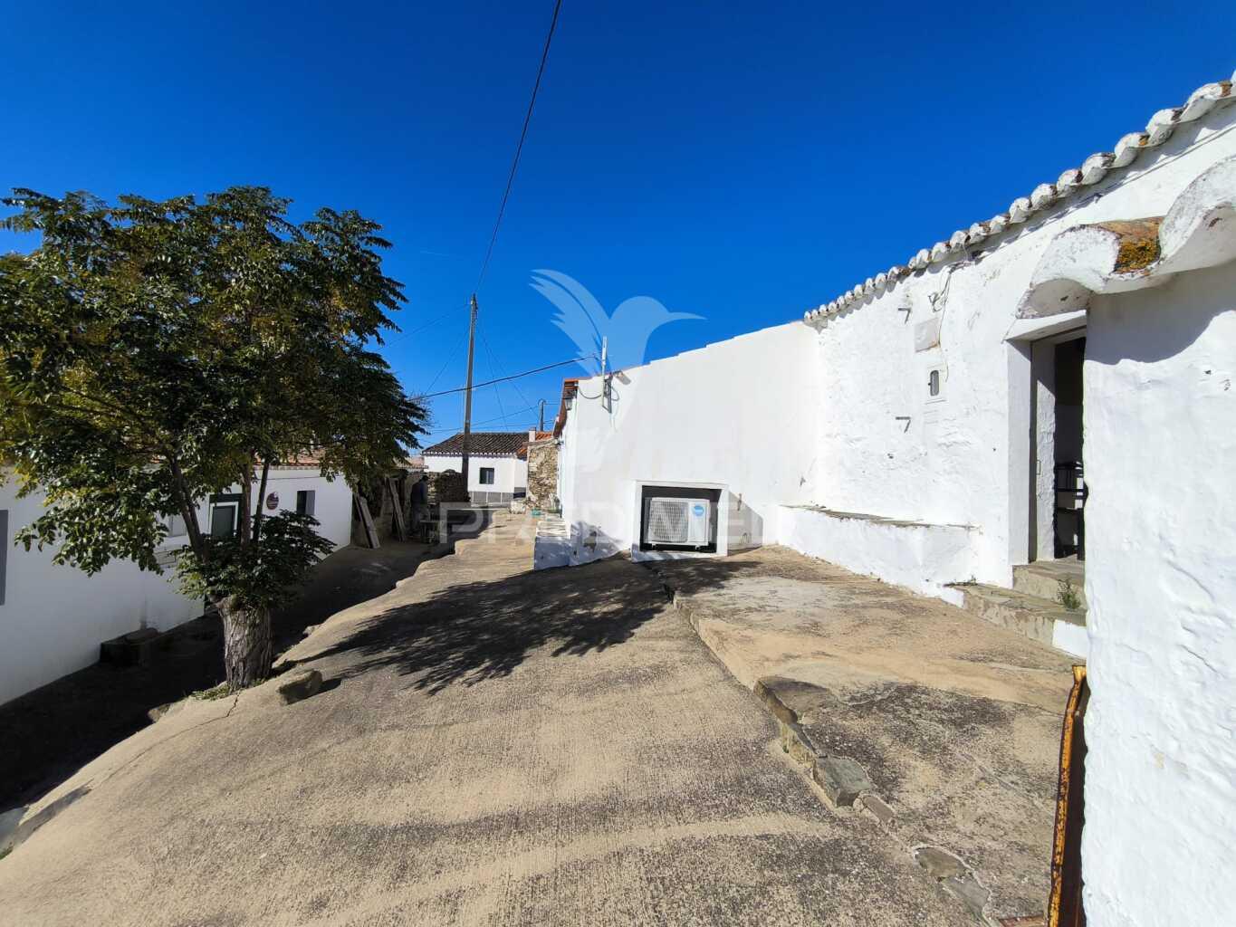 Casa tipicamente alentejana (para restaurar) com 2 quartos