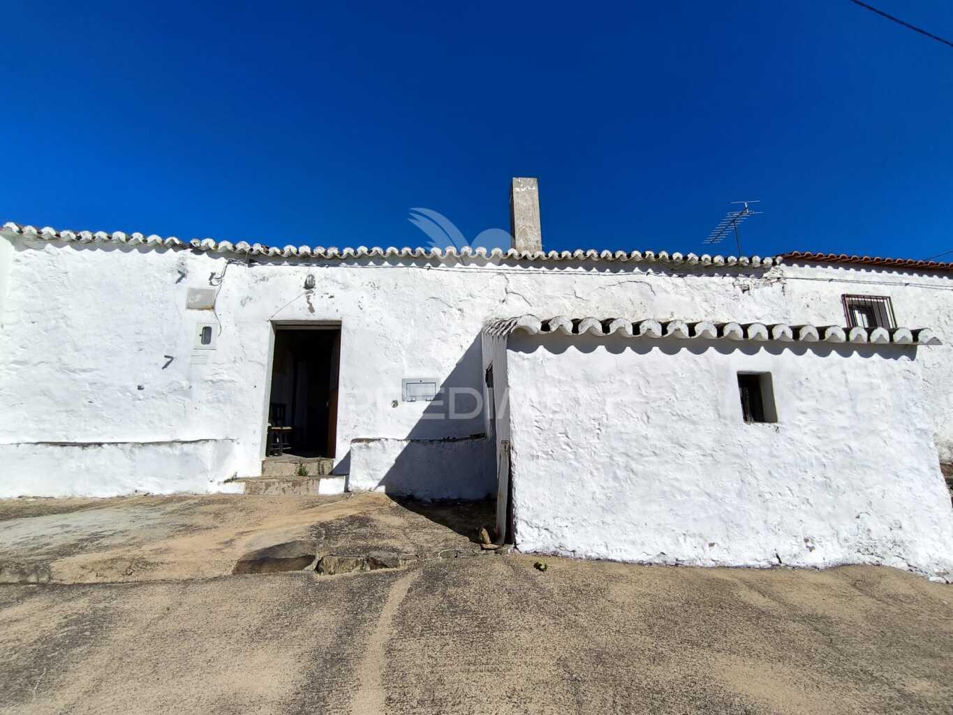 Casa tipicamente alentejana (para restaurar) com 2 quartos