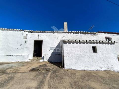 Casa tipicamente alentejana (para restaurar) com 2 quartos