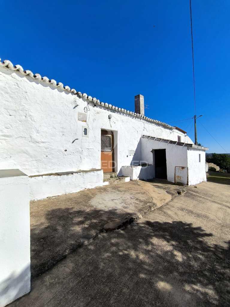 Casa tipicamente alentejana (para restaurar) com 2 quartos