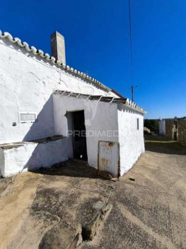 Casa tipicamente alentejana (para restaurar) com 2 quartos