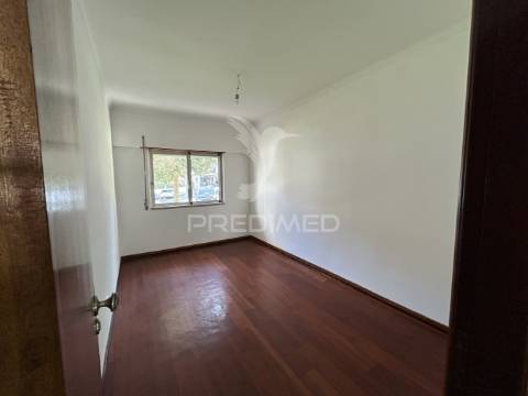 Apartamento t2 na arrentela (rés-do-chão)