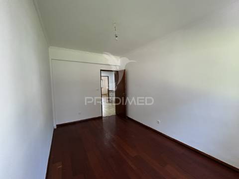 Apartamento t2 na arrentela (rés-do-chão)