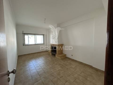 Apartamento t2 na arrentela (rés-do-chão)