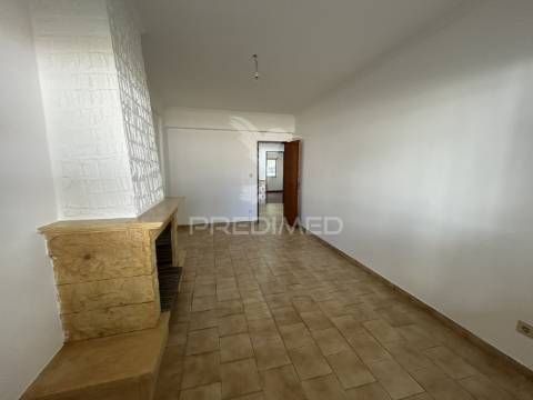 Apartamento t2 na arrentela (rés-do-chão)
