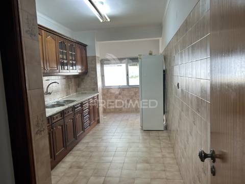 Apartamento t2 na arrentela (rés-do-chão)
