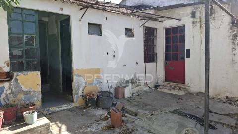 Duas moradias t1 para recuperar na vila de alpiarça.