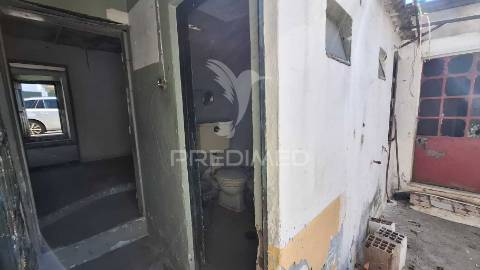Duas moradias t1 para recuperar na vila de alpiarça.