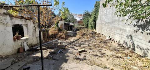 Duas moradias t1 para recuperar na vila de alpiarça.