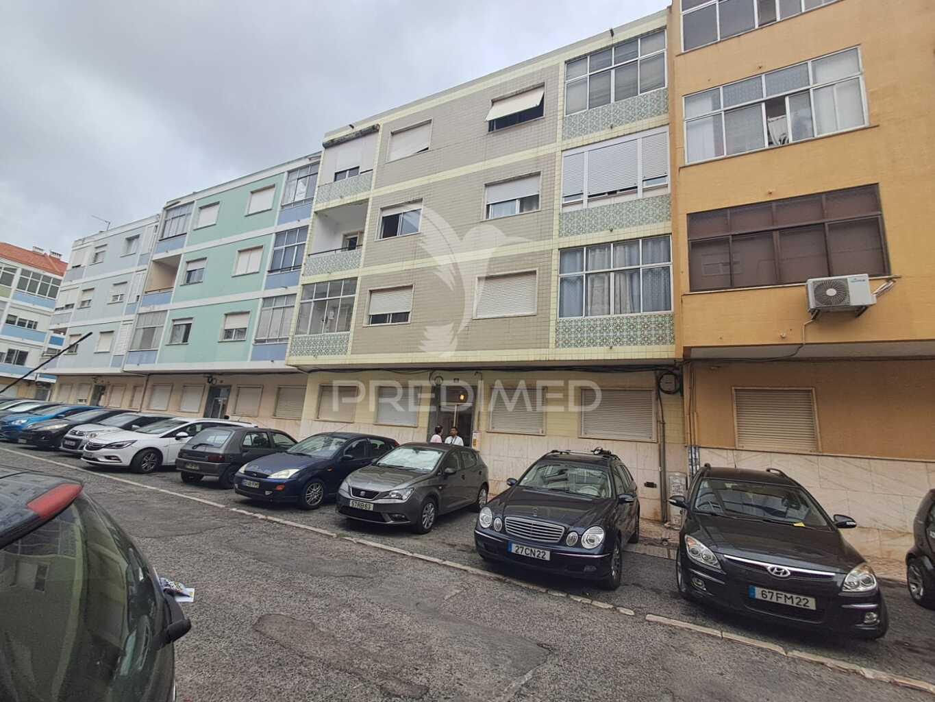 ? t2 com varanda, marquise e terraço comum – cacém