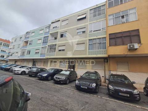 ? t2 com varanda, marquise e terraço comum – cacém