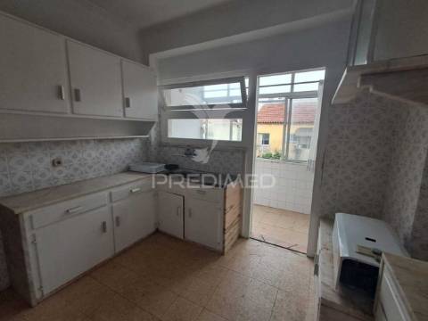 ? t2 com varanda, marquise e terraço comum – cacém