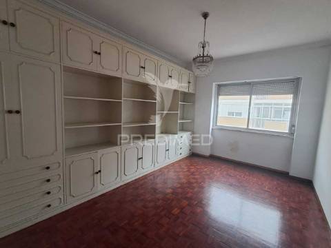 ? t2 com varanda, marquise e terraço comum – cacém
