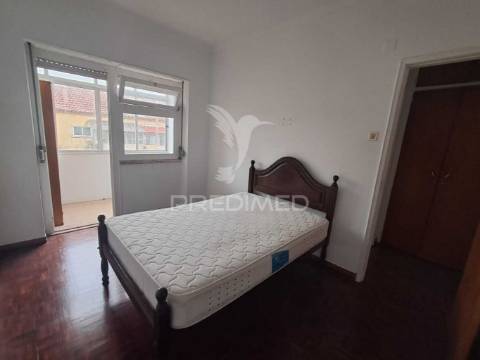 ? t2 com varanda, marquise e terraço comum – cacém