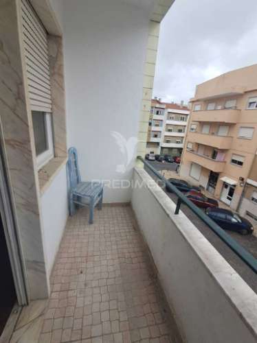 ? t2 com varanda, marquise e terraço comum – cacém