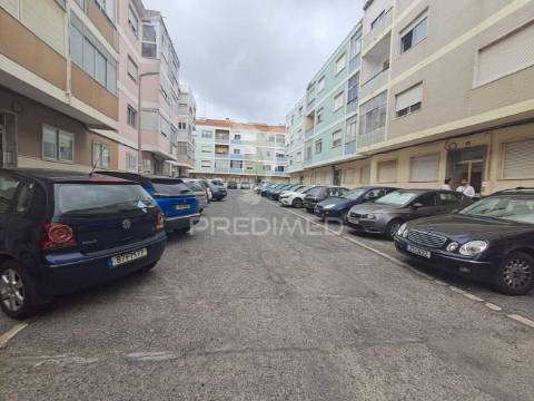 ? t2 com varanda, marquise e terraço comum – cacém