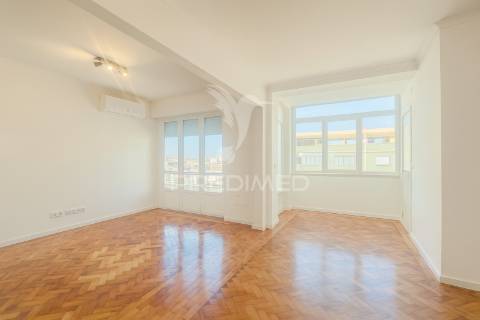 T3 remodelado com 117 m² | piso alto com elevador | entrecampos
