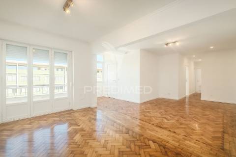 T3 remodelado com 117 m² | piso alto com elevador | entrecampos