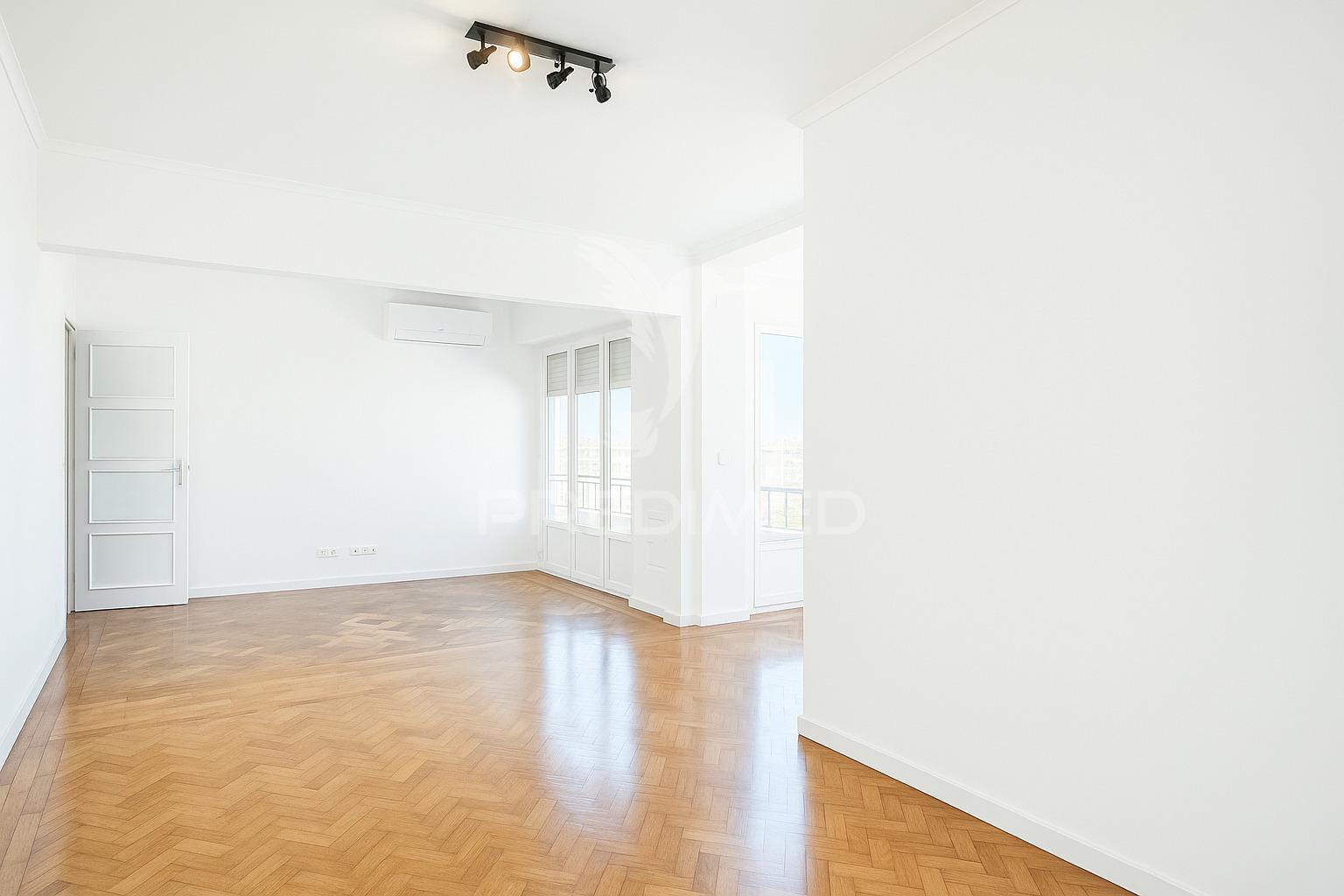 T3 remodelado com 117 m² | piso alto com elevador | entrecampos
