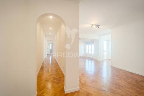 T3 remodelado com 117 m² | piso alto com elevador | entrecampos