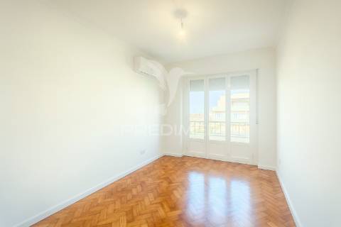 T3 remodelado com 117 m² | piso alto com elevador | entrecampos