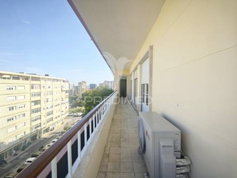 T3 remodelado com 117 m² | piso alto com elevador | entrecampos